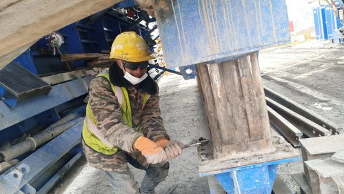 正月初一，久馬高速查針梁子隧道施工忙