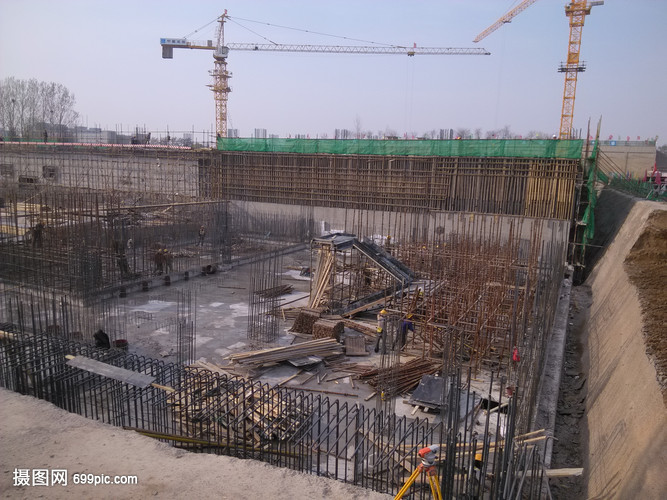 工程施工中的鋼筋現場 構筑建筑骨架的關鍵環節